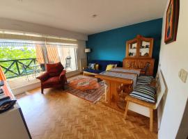 Bonito apartamento al lado playa con vistas al lago, al lado de San Juan de Luz., Hotel in Ciboure