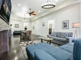 Stylish 4BR condo in Downtown by Hosteeva