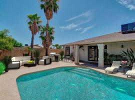 Kierland Villa · North Scottsdale Home w/Pool~Walk to Kierland Area، كوخ في سكوتسديل