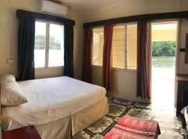 Labasa Waterfront Hotel, hotel v Labase