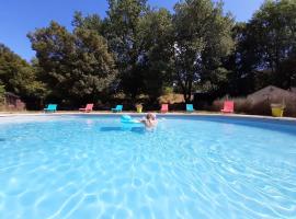 Le Mas des 3 Anes, hotel cu piscine din Blars