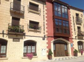 Hostal Los Claveles, guest house in Priego