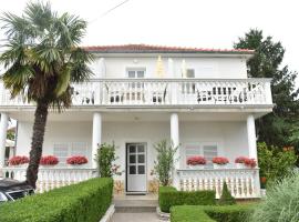 Guest House Mićin, hotell i Vodice