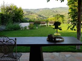 Luxury Serviced Cottage in a Historical Chianti Borgo, πολυτελές ξενοδοχείο σε Castellina in Chianti