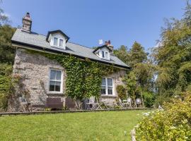 Woodhaven - Luxury 4 bedroom rural retreat with hot tub near to Lake District, hotell i Grange Over Sands