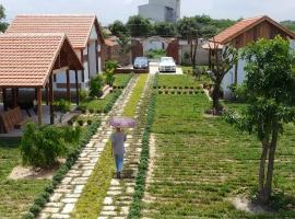 CocoPalm Villa near Beach - Palm Room, hotel pro pobyt s domácími mazlíčky v destinaci Ấp Mỹ An