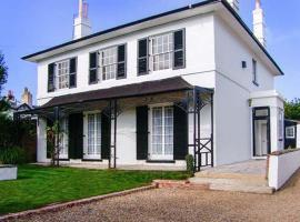 Bury Villa - 7 bedrooms sleeping 18 guests, casa de temporada em Gosport