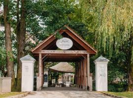 Hotel Dvor Jezersek Brnik, hotel a Cerklje na Gorenjskem