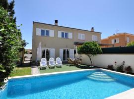 VILLA HUGO- Badia Gran- Llucmajor- Mallorca, хотел с басейни в Лукмахор