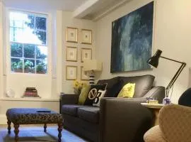 Beautiful 1BR Apartment in Historic St Aubin House、セント・オーバンのビーチ周辺のバケーションレンタル