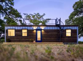 The Shoreline Container Home 12 min to Magnolia Silos and Baylor, hôtel à Waco