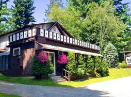 The Wilderness Inn: Chalets, hotel blizu znamenitosti Bear, Wilmington