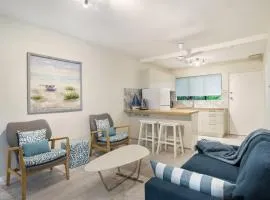 A cozy Palm Cove unit 3 with a private garden