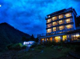The Lake View Deyishe Resort in Thousand Island Lake – hotel w pobliżu miejsca Qiandaohu National Forest Park w mieście Chun'an