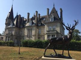 Napoleon Chateau Luxuryapartment for 18 guests with Pool near Paris!, apartement sihtkohas Saint-Jean-aux-Bois