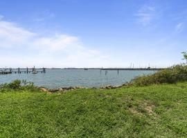 Charming Waterfront Cabin Cabin, viešbutis mieste Norfolkas