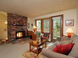 Spacious 1 bedroom with loft Northside located across from Pico Mountain!, hytte i Killington