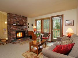 Spacious 1 bedroom with loft Northside located across from Pico Mountain!, villa in Killington