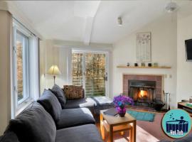 Beautiful condo with fireplace, on site spa & fitness center Woods Resort 26, casa o chalet en Killington