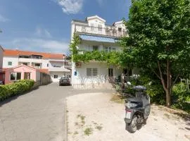 Apartments and Rooms Bepina