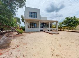 Green Tower House, cottage in Placencia Village