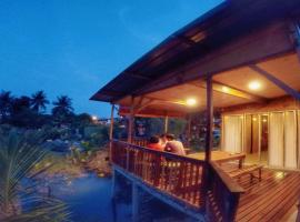 Tung's Tropika - With a Wooden Hut by a Lake, hotel v destinaci Ipoh