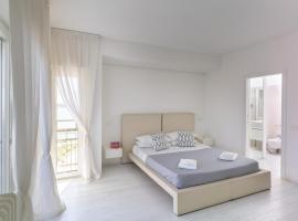 Santa Rosa luxury apartment 2 BEDROOMS 4 People private parking, hotel in Trani