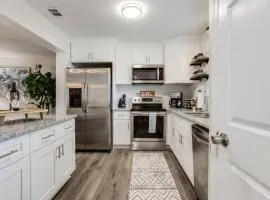 Modern + Cozy Townhome - minutes to Avalon w/king