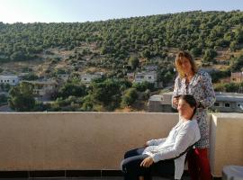 Mhna guest house, hotel in Ajloun
