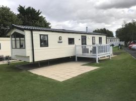3 bedroom deluxe caravan, plážový hotel v destinaci Longniddry