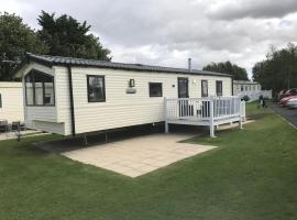 3 bedroom deluxe caravan, hotel in Longniddry