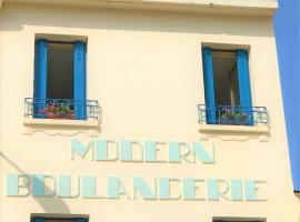 Modern Boulangerie, large 6 bedroom village house, porodični hotel u gradu Quillan