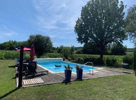 Lovely gites with private pool, privacy & spacious garden，Saint-Étienne-de-Villeréal的飯店