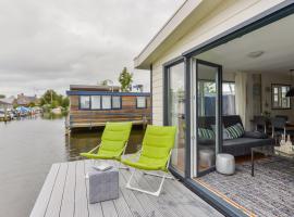 Bright and Comfortable Houseboat: Aalsmeer'de bir daire