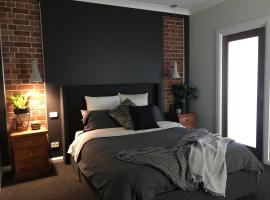 Executive Villa, private 2 bedroom in ideal location, hotel near Mount Panorama, Bathurst