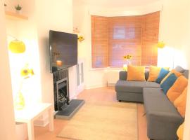 Seaside House with Parking, hotel sa Worthing