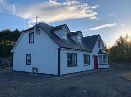 Modern Six Bedroom House Westport, sumarbústaður í Westport