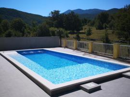 Swimming pool house Šaulja- adapted to the disabled, hytte i Sveti Juraj