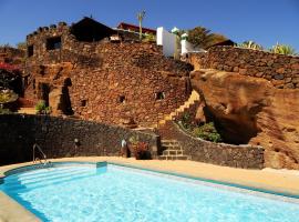 Castillo Lanzarote Villa 4 - Sleep in a Volcanic Cave, rumah percutian di La Asomada