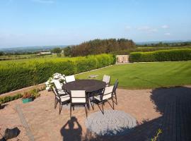 Antrim Heights B&B near Belfast Fleadh 2026 Free Parking, hotel sa Antrim