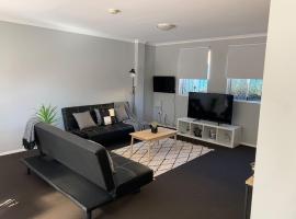 Cozy 3BR Townhouse in Liverpool CBD with parking, hotel familiar en Liverpool