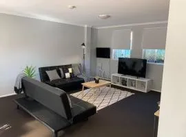 Cozy 3BR Townhouse in Liverpool CBD with parking