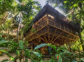 Universo Pol Bamboo Hostel, hostal en Morro de São Paulo