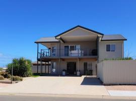 Agape Holiday Home with Pool table ,NBN Internet, hotel di Wallaroo