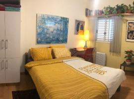Comfortable quiet room with a private bathroom in shared apartment, hotel u Tel Avivu