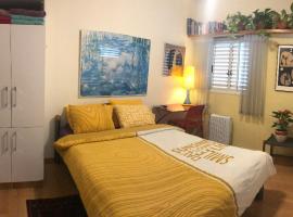 Comfortable quiet room with a private bathroom in shared apartment, hotel near Palmach Museum, Tel Aviv