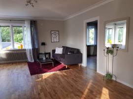 Lovely, spacious apartment with free parking, hotel din Sandviken