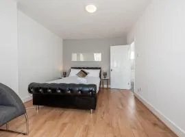 Spacious 2 Bed Apartment - 2 Mins from Luton Train St & 10 Mins London Luton Airport