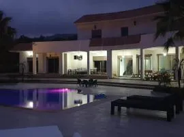 Villa blanche piscine chauffée