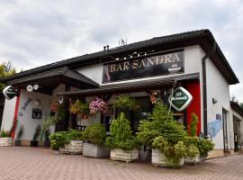 Penzion-Bar Sandra，Bělkovice的家庭旅館